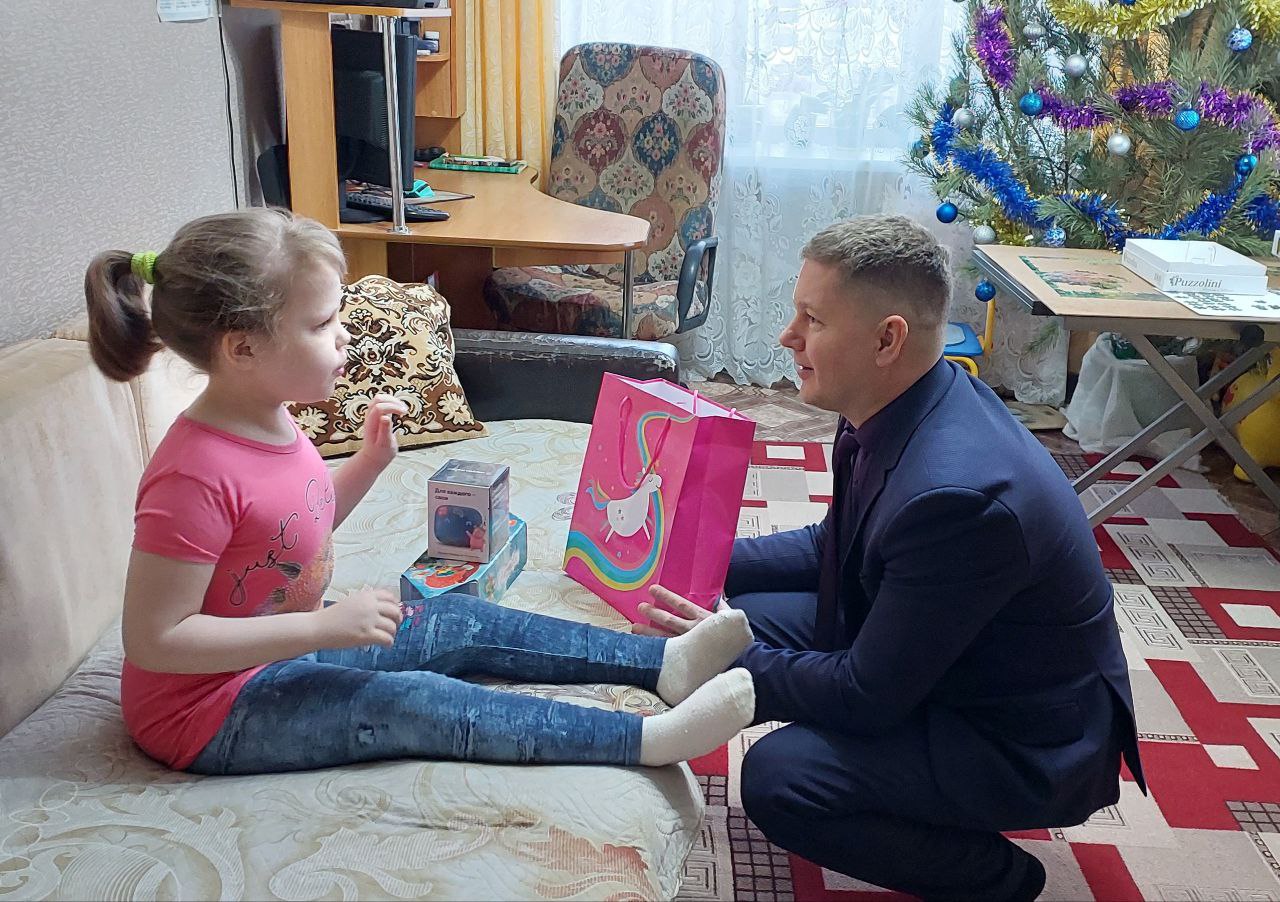 И.о. главы города Леонид Родионов поздравил семилетнюю Дарину Голубеву и ее родителей с наступающим Новым Годом
