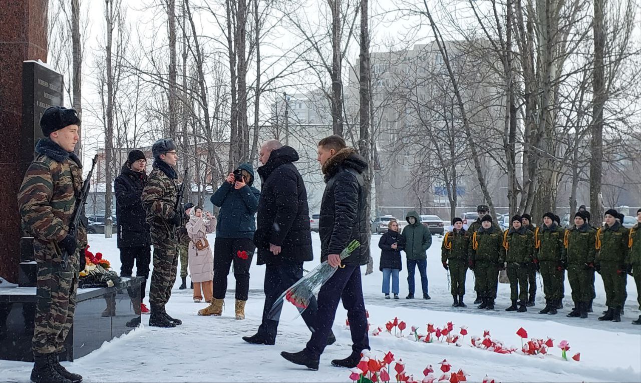 Депутаты Совета почтили память россиян, исполнявших служебный долг за переделами Отечества