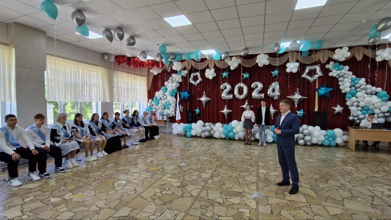 Поздравление главы города Балаково Леонида Родионова с праздником Последнего звонка