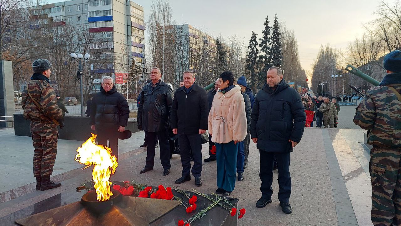 В День Героев Отечества глава города Балаково Леонид Родионов и депутаты Совета приняли участие в возложении цветов к Обелиску памяти балаковцам, погибшим в годы Великой Отечественной войны.