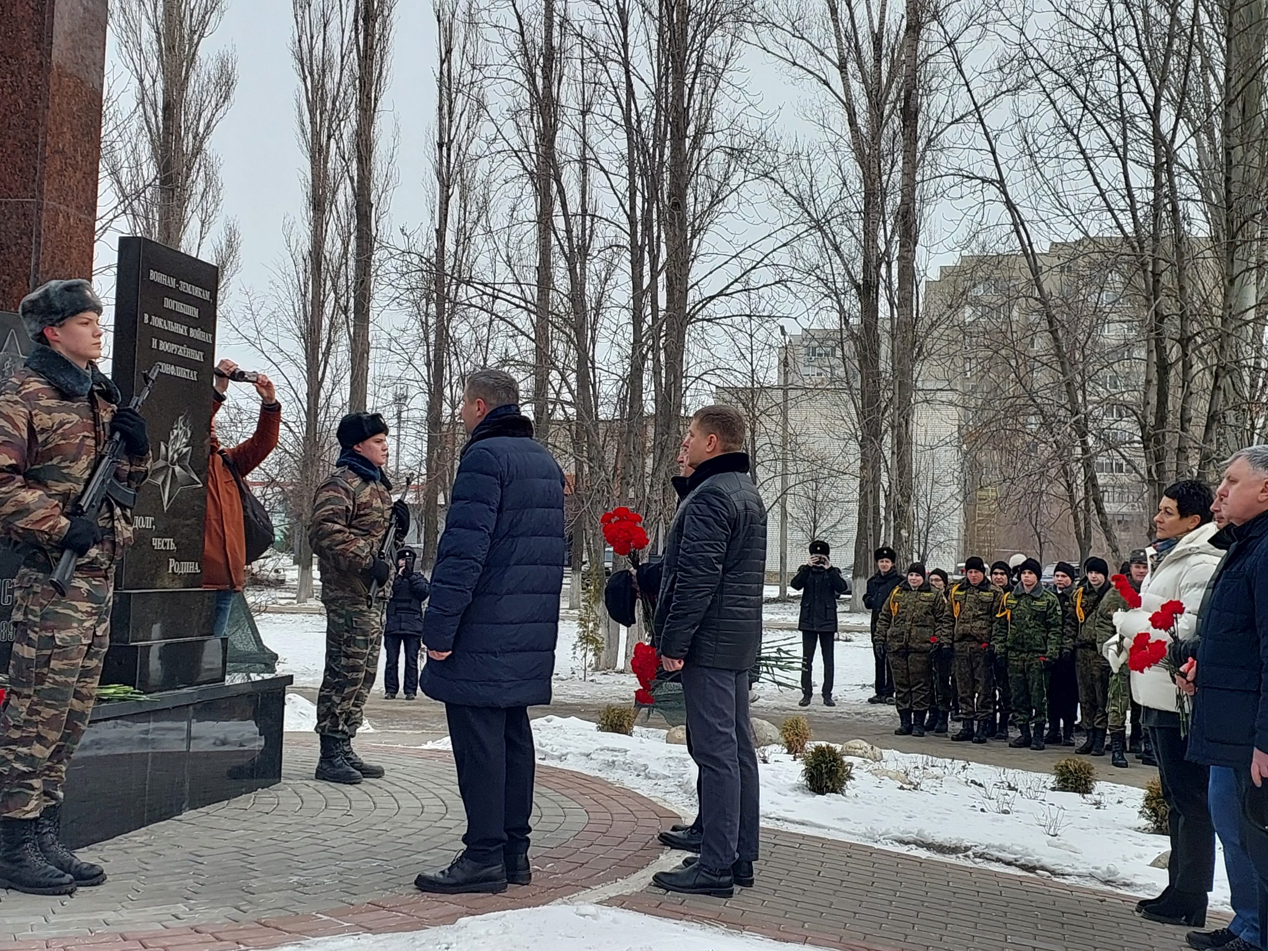 Глава города Балаково Леонид Родионов и депутаты Совета муниципального образования город Балаково возложили цветы к памятнику воинам-землякам, погибшим в локальных войнах и вооруженных конфликтах