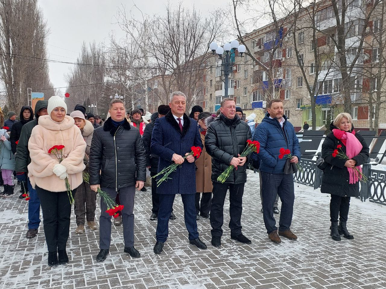 В День защитника Отечества глава города Балаково Леонид Родионов и депутаты Совета приняли участие в возложении цветов к обелиску памяти балаковцев, погибших в годы Великой Отечественной войны